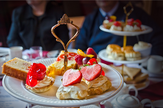 Schaal met zoete hapjes high tea